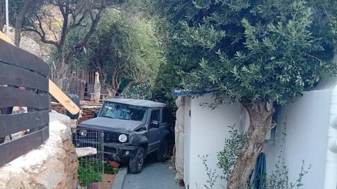 Τήνος: Τζιπ παρασύρθηκε από τον αέρα και έπεσε μέσα σε σπίτι