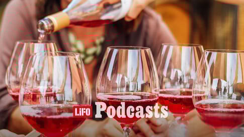 Κρασί στο τραπέζι: Πού τελειώνει η απόλαυση και πού αρχίζει η εξάρτηση;