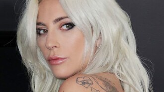 Grammy Awards | Ο makeup artist των stars αποκαλύπτει το (ελληνικό) μυστικό της λάμψης τους