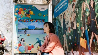 Να πως η αναμονή σε μια στάση λεωφορείου μπορεί να γίνει διασκεδαστική
