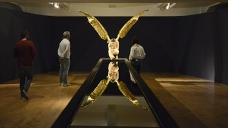 Η «Αγγελιοφόρος» του Αυστραλού γλύπτη Sam Jinks παρουσιάζεται στο Μουσείο Μπενάκη