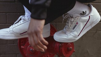 Τι λέει για σένα το χρώμα των sneakers σου;