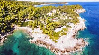 Porto Valitsa: Το «γαλατικό» ξενοδοχείο της Χαλκιδικής γίνεται 25 χρονών