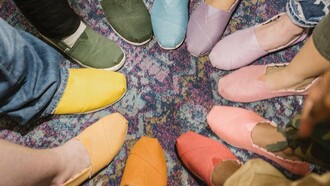 Η TOMS σε προσκαλεί να γιορτάσεις μαζί της τον ερχομό του καλοκαιριού!