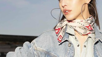 Ξέχνα το double denim! Έτσι φορούν τα fashion icons το τζιν αυτή τη σεζόν