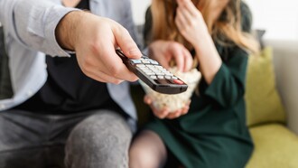 Ο πιο αναπάντεχος τρόπος να απολαύσεις ποιοτική ψυχαγωγική τηλεόραση αυτή τη σεζόν