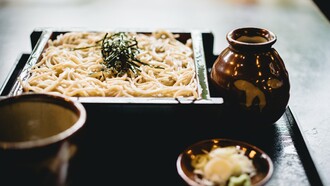 Soba noodles, ρέγγες τουρσί και «γουρουνάκια» αμυγδαλόπαστας- Τα πιάτα της πρωτοχρονιάς σε άλλες χώρες