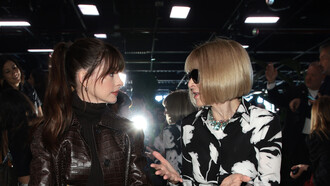Η Αν Χάθαγουεϊ πήγε στη NYFW αλά «Devil Wears Prada», κάθισε με την Άννα Γουίντουρ και γυρίσαμε 17 χρόνια πίσω
