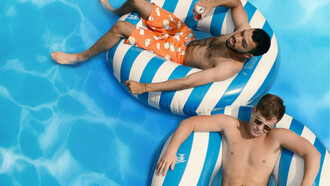 Query: Τα λεπτά όρια μιας ανδρικής φιλίας