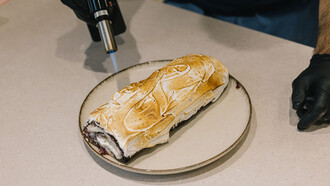 Ο Αντώνης Σελέκος φτιάχνει κορμό ψυγείου Black Forest