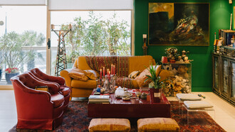 Ένα σπίτι σαν φιλικό κρεμμύδι και ένας δωδεκάμετρος μπουφές που μιλάει