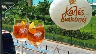 Τι κάνουν δύο τεράστια ποτήρια Aperol στην Αθηναϊκή Ριβιέρα; 
