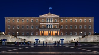 Νέος φωτισμός ανάδειξης στο Μέγαρο της Βουλής και του μνημείου του Αγνώστου Στρατιώτη: Βιωσιμότητα, τεχνολογία και αισθητική σε ισορροπία 