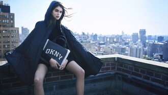 DKNY: Οι ιστορίες της Νέας Υόρκης και η Kaia Gerber πρωταγωνιστούν στη νέα καμπάνια