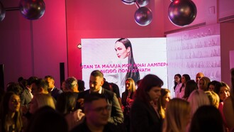 #LorealGlossBoss: Το Elvive παρουσίασε τη viral σειρά Glycolic Gloss σε ένα φαντασμαγορικό event