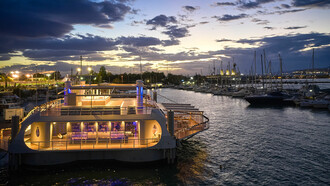 Ploes Floating Venue: O πρωτοποριακός χώρος εκδηλώσεων που είναι κυριολεκτικά μέσα στη θάλασσα