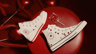 “Love me, Love me not”: Η Converse παρουσιάζει ένα δίπολο αγάπης για την ημέρα του Αγίου Βαλεντίνου, με πρωταγωνίστρια την Alex Consani