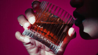 Το Johnnie Walker Black Ruby δίνει ένα γλυκό, φρουτώδες twist στις βραδινές εξόδους μας