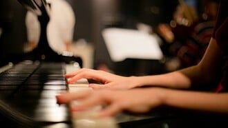 Melodies 4 Life: Νέοι καλλιτέχνες ενώνουν τις φωνές τους για καλό σκοπό