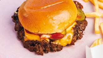 Epos Βurgers: H γεύση του αυθεντικού smashed burger ταξιδεύει από την Αντίπαρο στη Γλυφάδα
