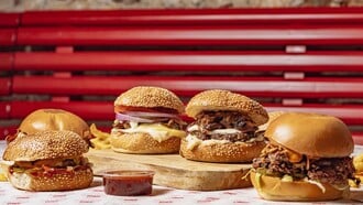 Pax Burgers: Η αυθεντική street food εμπειρία μόλις κατέκτησε και το Χαλάνδρι