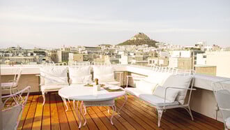 NEW Hotel Art Lounge & Lobby Bar: Το Art Lounge και το Lobby Bar, τα δύο εστιατόρια του NEW Hotel, ανανεώνουν μενού και διάθεση, και υποδέχονται το καλοκαίρι