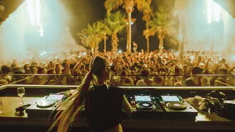 Bolivar Beach Club: Το καλοκαίρι στην Αθήνα έχει κόκκους από άμμο και ρυθμό από αξέχαστα πάρτι