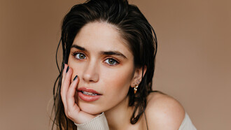 Statement look με 3 κινήσεις: Eyeliner, bronzer και μακιγιάζ ματιών για all-days στιλ
