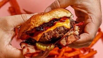 Sam Burgers: Όταν η αυθεντική αμερικανική γεύση συναντά την καρδιά της Αθήνας