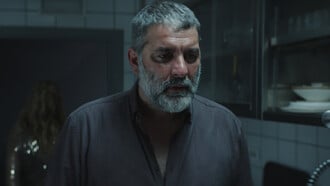 First Look: Η «ΣΠΑΣΜΕΝΗ ΦΛΕΒΑ» του Γιάννη Οικονομίδη έχει ημερομηνία κυκλοφορίας – Δείτε τα πρώτα stills
