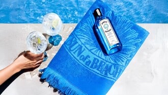 Step Into the Blue with Bombay Sapphire To Bombay Sapphire premium gin υποδέχεται ένα υπέροχο καλοκαίρι που θα κυριαρχήσει το μπλε