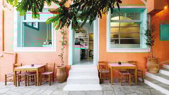 Stella’s Arnados: Ιταλική πίτσα και spritz στα καλντερίμια της Τήνου