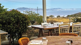 Veranda: Μια εξοχική βεράντα πάνω από το Αιγαίο
