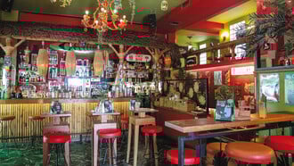 Tiki bar: Εξωτικά vibes που αλλάζουν το καλοκαίρι στην Αθήνα