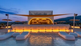 Summer nights, beach vibes & DJ sets: όλα οδηγούν στο Isla Brown Corinthia, Curio Collection by Hilton