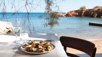 Η Cookoovaya φωλιάζει στην Αντίπαρο 