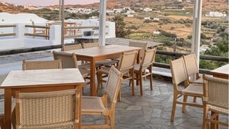 Από το Παγκράτι στην Τήνο: Ο «Ροζ Πάνθηρας» άνοιξε πανιά για τις Κυκλάδες