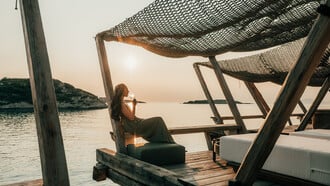 Onar Seaside Lounge: Όταν η θαλασσινή αύρα αγκαλιάζει την τέχνη της γαστρονομίας