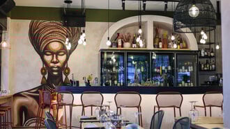 Το ζιράφ wine bar μόλις άνοιξε στα Εξάρχεια με εκλεπτυσμένο μενού και afro αισθητική