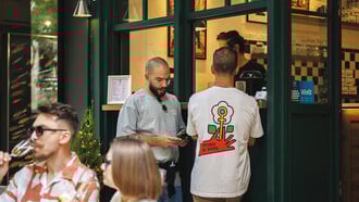 Nosh: Η Αθήνα καλωσορίζει τα rolls αστακού στη street food σκηνή της