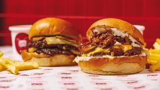 Pax Burgers: Το νέο concept Pax Mess σε προκαλεί να λερωθείς άφοβα