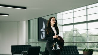 Έμα Στόουν και Τζέσι Πλέμονς σε ψυχολογικό μπρα ντε φέρ υπό την επίβλεψη του Γιώργο Λάνθιμου