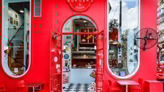 Sam Burgers: Το retro burger house της Αθήνας που σε ταξιδεύει στα diners των ‘50s