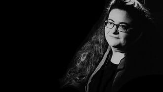 Η Νένα Βενετσάνου φέρνει τις «Σκληρές Βιολέτες» στο ΦΟΥΓΑΡΟ για μία μοναδική βραδιά