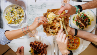 Bottomless Brunch + Βeats: Το νέο στέκι του Σαββατοκύριακου στη Γλυφάδα