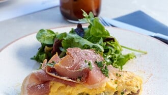 Okio Zea: Η νέα γευστική εμπειρία στη Μαρίνα Ζέας