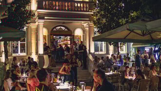 Casablanca Social Club: Το bar resto που στεγάζεται σε ένα ιστορικό νεοκλασικό της Θεσσαλονίκης