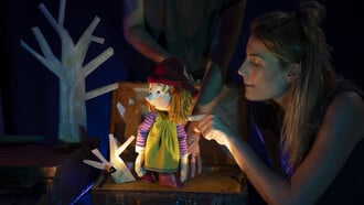 «Μ΄ένα κόκκινο σκουφί»: Το Θέατρο κούκλας Κοκού-Μουκλό και η Βάσω Γιαρένη ταξιδεύουν τα παιδιά