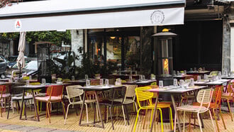 Το Σχολαρχείο της Κυψέλης: Αγαπημένο στέκι που αναβιώνει την έννοια της γειτονιάς