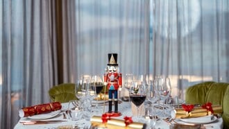 Ο γιορτινός κόσμος του NEW Hotel τον Δεκέμβριο